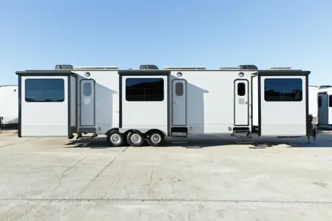 Elite 3 Room (Hybrid*) - Three Room Cast Trailer Rentals